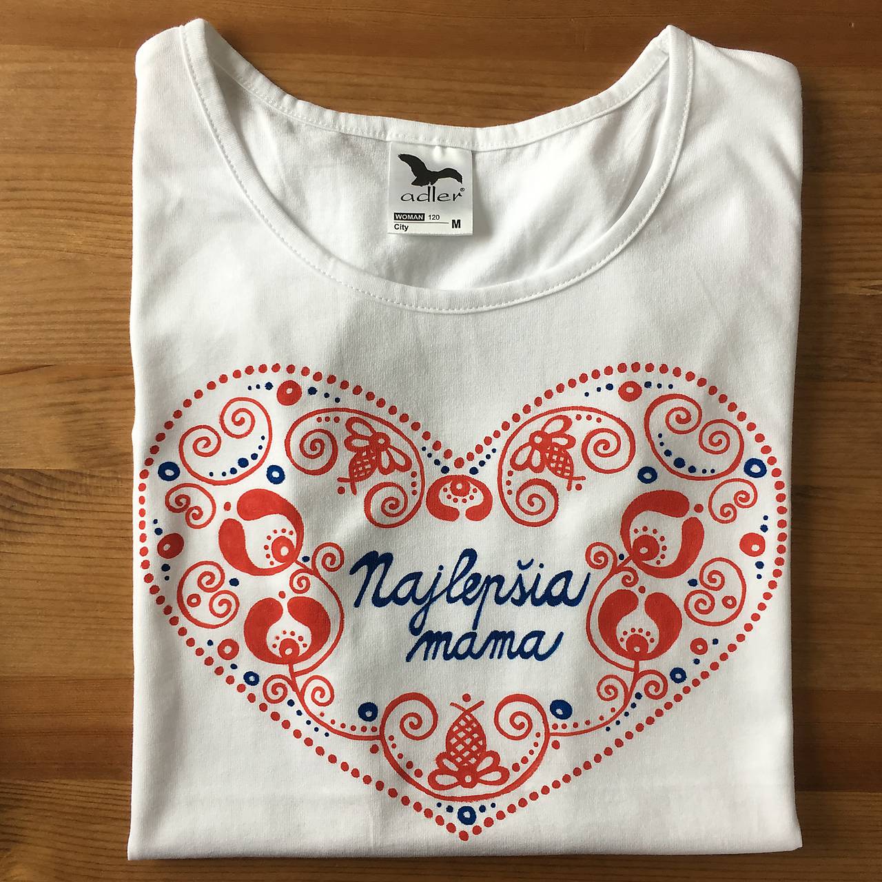 Tričká pre mamu a dcéru maľobané ľudovoladené (Dámske tričko s modrým nápisom “Najlepšia mama”)