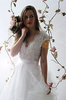 Šaty - Svadobné šaty s V výstrihom a tylovou kruhovou sukňou - 9276462_