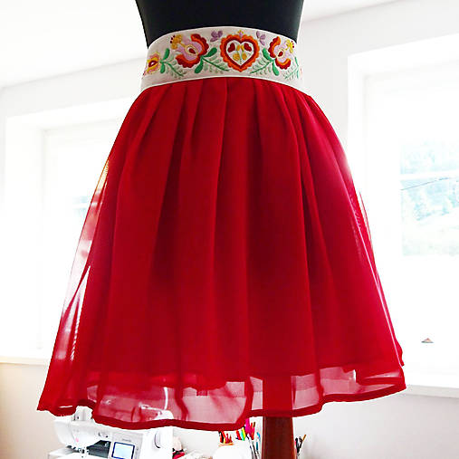 Mini červená sukňa s výšivkou