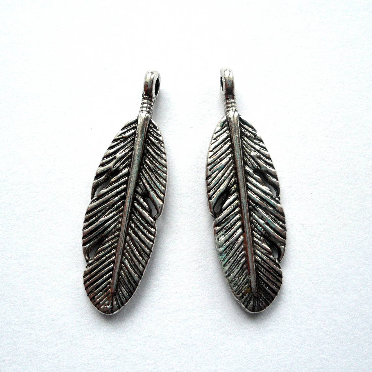 Prívesok pierko 30x9mm-1ks (starostrieborná)