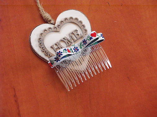 Ozdoby do vlasov - Folklórny hrebienok s červenými srdiečkami - 9304079_