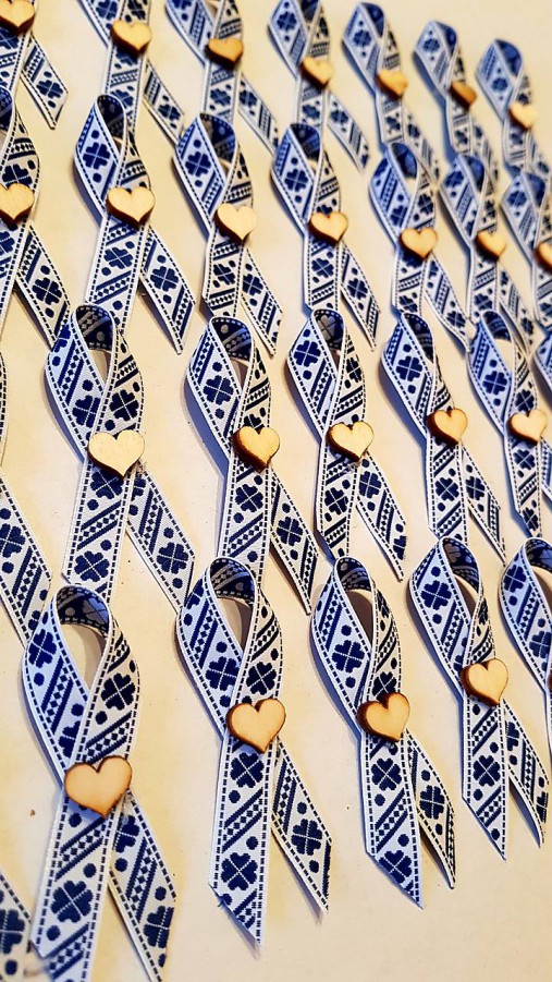 Svadobné pierka - folklórne pierka bielo-modré s dreveným srdiečkom - 9334500_