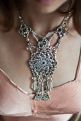 Náhrdelníky - Bielo strieborný náhrdelník s guličkami krištálu - 9337023_