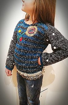 Detské oblečenie - Dievčenský svetrík s výšivkou - 9344041_
