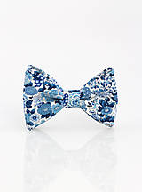 Pánske doplnky - Elegantný pánsky modrý kvetinový motýlik - 9341996_