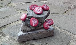 Dekorácie - Červenobiele drobnôstky - Na kameni maľované - 9342079_