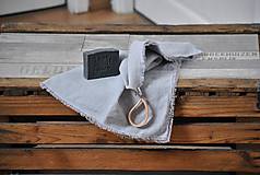 Úžitkový textil - ľanový uterák s odnímateľným koženým pútkom (svetlosivý) - 9357828_