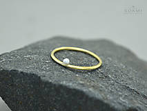 585/1000 zlatý prsteň s prírodnou perlou