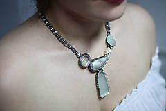 Bielo strieborný náhrdelník s obšitým sea glass