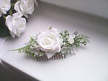 Ozdoby do vlasov - Svadobný kvetinový hrebienok do vlasov "... s bielym závojom ..." - 9370914_