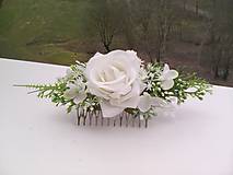 Ozdoby do vlasov - Svadobný kvetinový hrebienok do vlasov "... s bielym závojom ..." - 9370915_