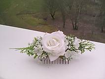 Ozdoby do vlasov - Svadobný kvetinový hrebienok do vlasov "... s bielym závojom ..." - 9370917_