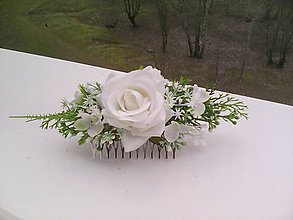 Ozdoby do vlasov - Svadobný kvetinový hrebienok do vlasov "... s bielym závojom ..." - 9370916_