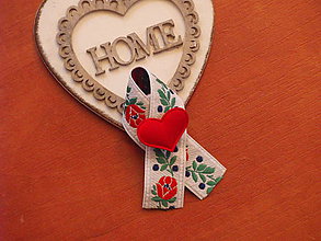 Svadobné pierka - Č. 246 Folklórne pierka s červeným srdcom - 9372172_