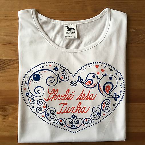 Maľované tričko s ľudovoladený vzorom v tvare srdca a (S nápisom "Skvelá teta/babka/šéfka...(meno)")