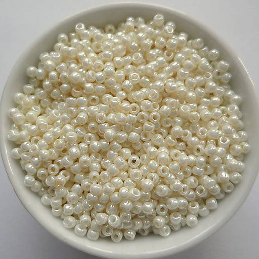 TOHO round 11/0=2,2mm-10g (opaque-lustered navajo white)