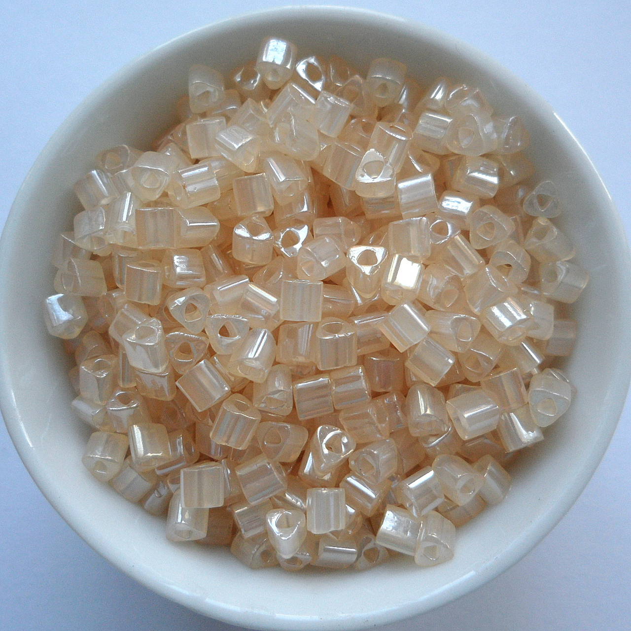 TOHO triangle 3mm-5g (ceylon It ivory)