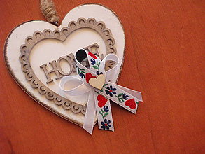 Svadobné pierka - Č. 254 Folklórne pierka s dreveným srdiečkom - 9390130_