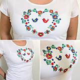 Topy, tričká, tielka - Vyšívané dámske tričko s ľudovým motívom "srdce", krátky rukáv - 9392129_