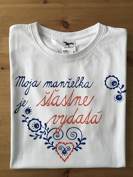 Maľované tričká pre mladomanželov s ľudovým motívom a nápismi : (Moja manželka/manžel je šťastne vydatá/ženatý)