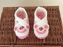 pletené papučky pre bábätko (bielo-ružové)