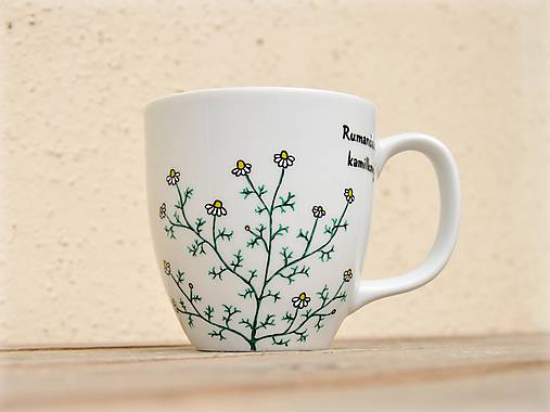 Nádoby - Maľovaný porcelánový hrnček - Bylinky (Rumanček pravý) - 9413348_