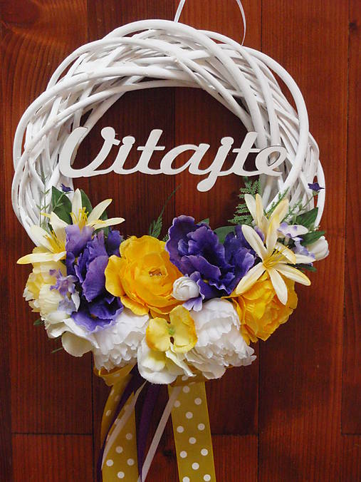 Dekorácie - Jarný veniec žlto-fialový s mašlou 32cm - 9412611_