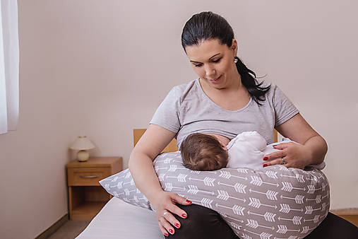 Tehotenský vankúš / Vankúš na dojčenie sivý s malými obláčikmi