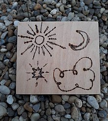 Hračky - Vypalované drevené kartičky pre deti "Dedove obrázky" (Slniečko-mesiačiková) - 9415361_