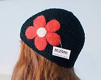 Čiapky, čelenky, klobúky - červený kvet na čiernej čiapke - 9418009_