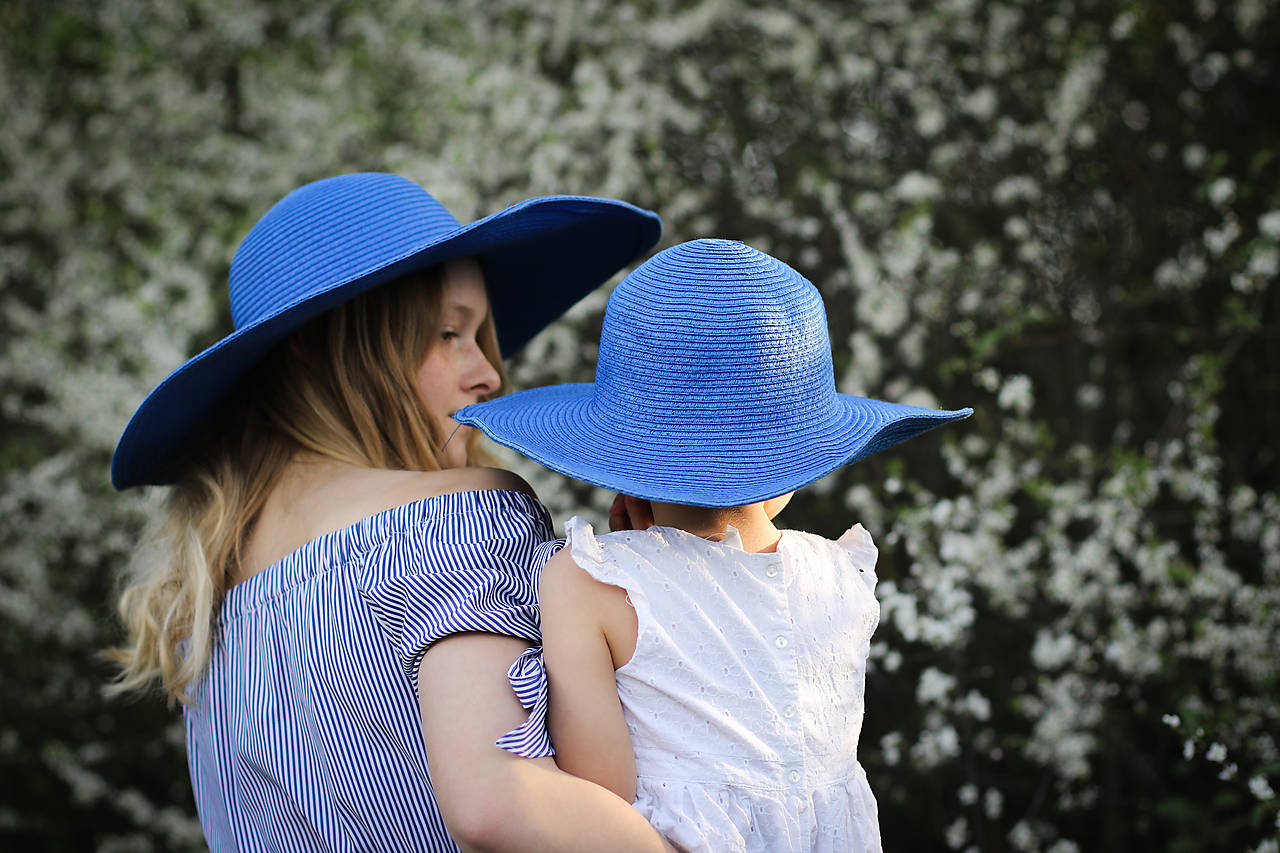 Letný klobúk modrej farby