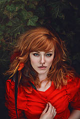 Ozdoby do vlasov - Romantický divoký červený hair clip s perím - 9432687_