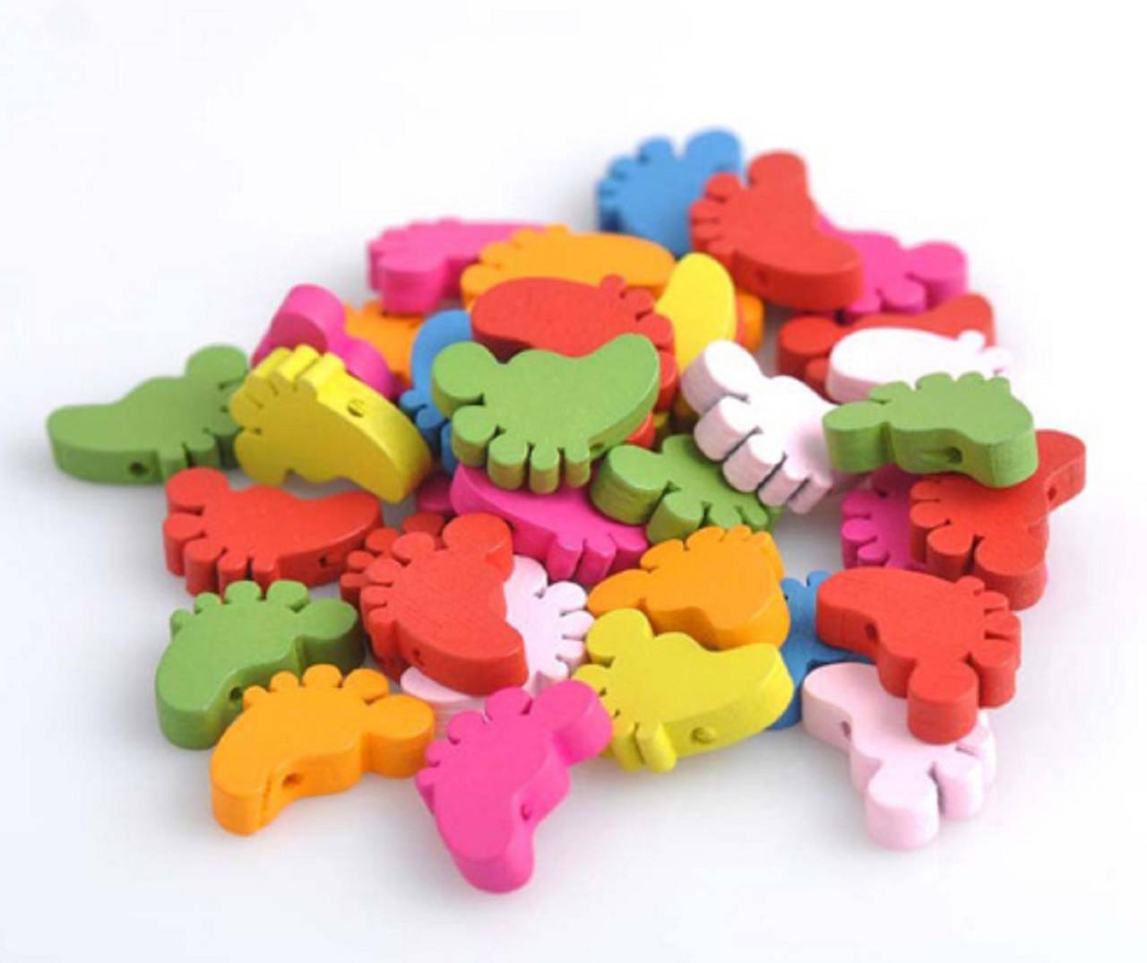 KD152 Korálka drevená NOŽIČKA 2,2 x 1,8 cm