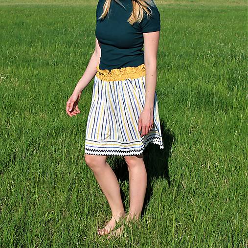 Prúžkovaná sukňa so žltým pásom