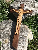 Krížik s dreveným vyrezávaným umučením