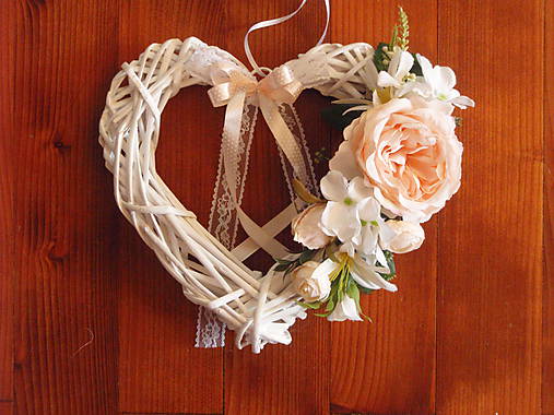 Dekorácie - Srdce s marhuľkovou pivonkou 27cm s čipkou - 9469305_