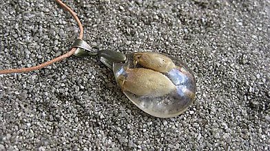 Náhrdelníky - Slzička s kvietkami - živicový náhrdelník (AKCIA makovičky na koži č. 2047) - 9496623_