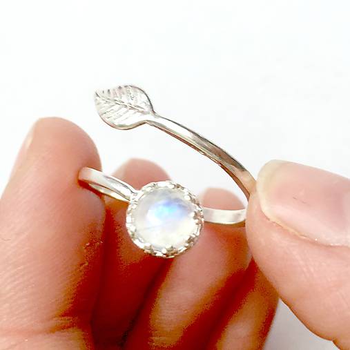 Simple Leaf Silver Gemstone Ring Ag925 / Strieborný prsteň s minerálom  (Moonstone / Mesačný kameň)