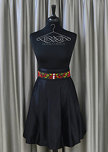 Sukne - Čierna dámska sukňa s opaskom - 9503085_