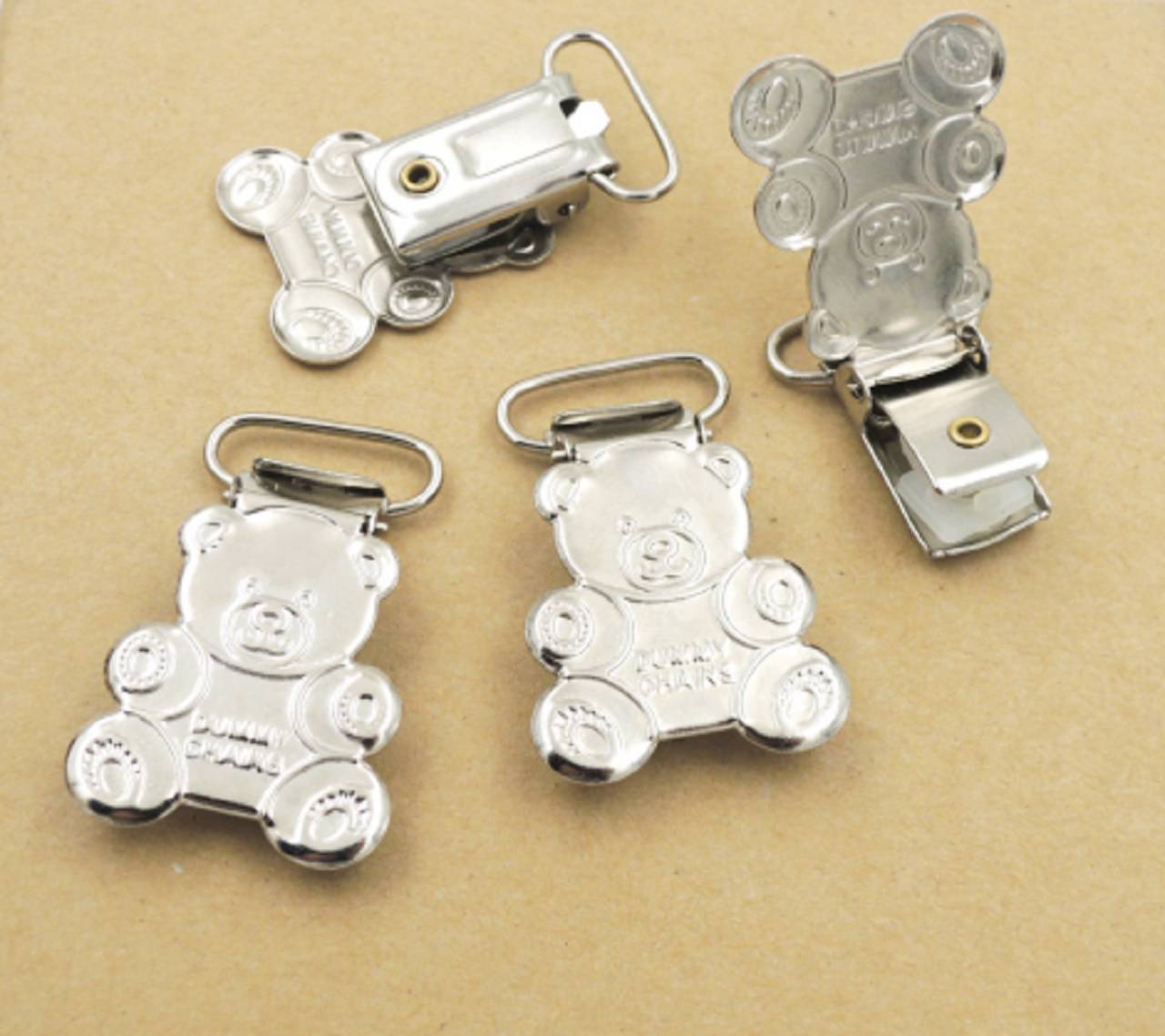 KL106 Klip kovový macko 4 x 2,5 cm