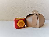Sviečky - Srdiečková sviečka s kvetinkou v krabičke (s margarétkou) - 9503061_