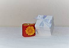 Sviečky - Srdiečková sviečka s kvetinkou v krabičke (s margarétkou) - 9503062_