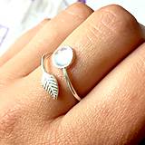 Prstene - Simple Leaf Silver Gemstone Ring Ag925 / Strieborný prsteň s minerálom  (Moonstone / Mesačný kameň) - 9508321_