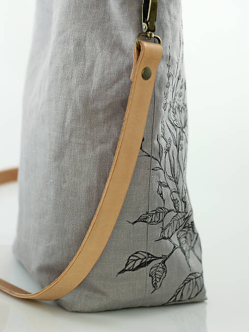 Dámska elegantná kabelka so šedého nepremokavého ľanu s ručnou maľbou "Casual Florie"