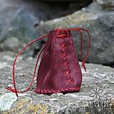 Peňaženky - Kožený mešec bordový (šitý červeným remienkom) - 9518139_