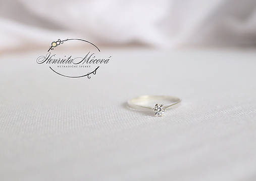 Zlatý minimalistický zásnubný prsteň