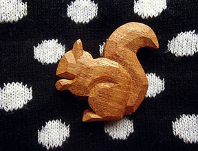 Brošne - Drevená brošňa veverička stromová - 9527050_