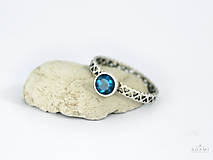 Prstene - CERTIFIKÁT 925/1000 Strieborný prsteň s prírodným londynským modrým topásom - 9548894_