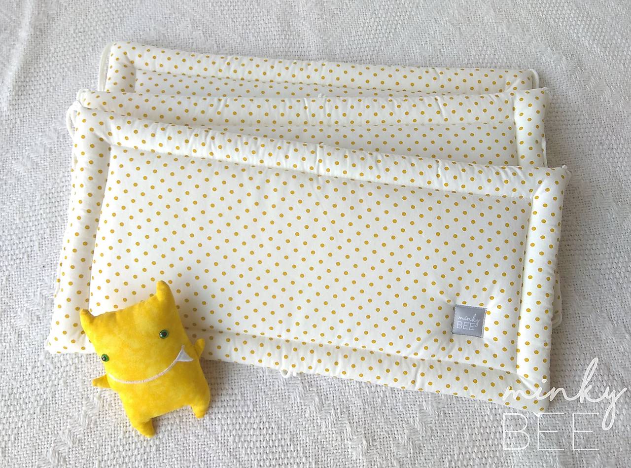 Mantinel do postieľky plochý  (Okolo polovice postieľky - bodky karí na krémovej)