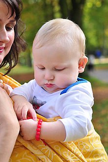 Náramky - Detský červený náramok proti urieknutiu a na žužlanie (2v1) - 9563549_